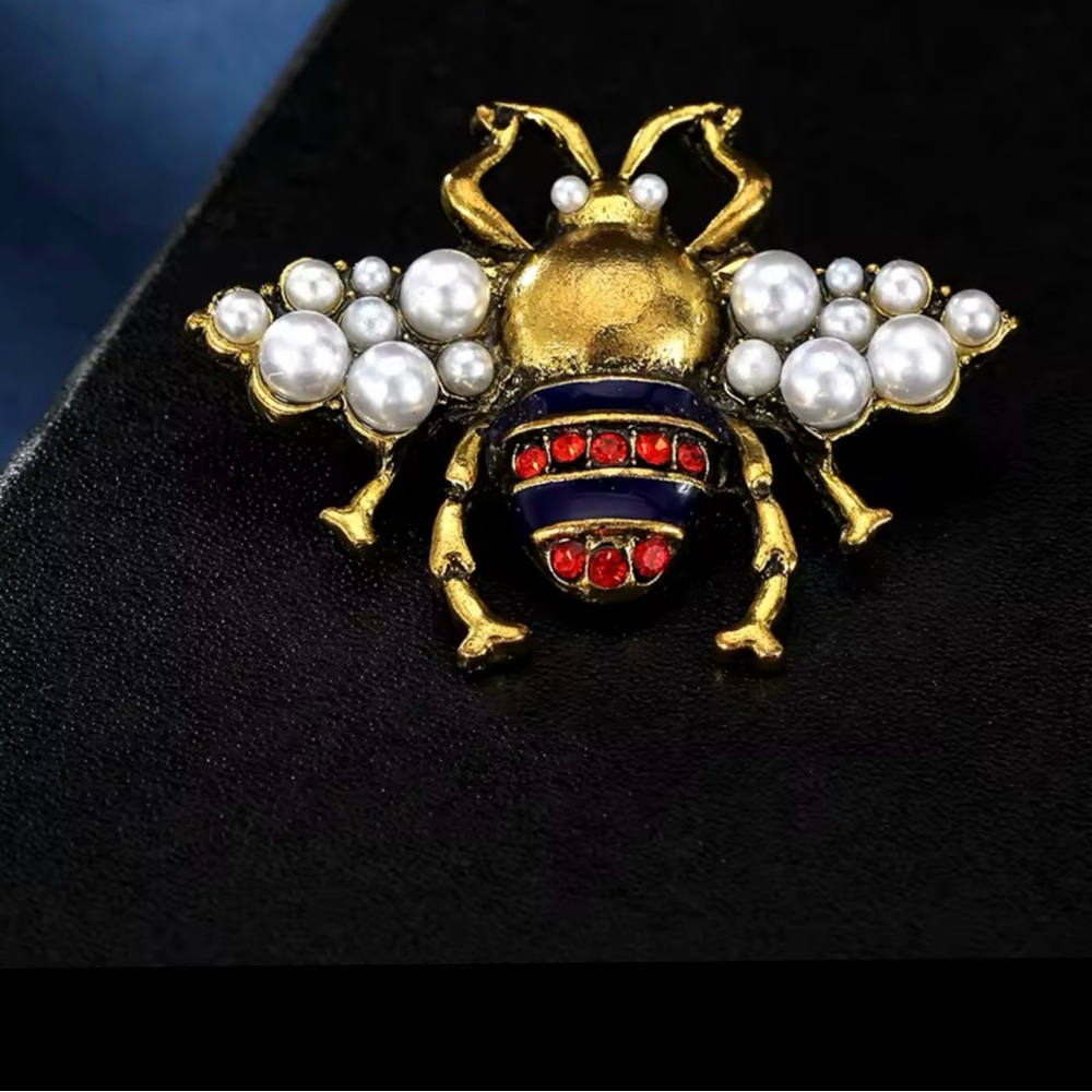 LAPEL PIN Gold and Pearl Bee Lapel Pin For Wedding
